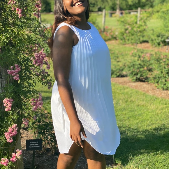 SLEEVELESS PLEATED WHITE DRESS!!! - Picture 3 of 3